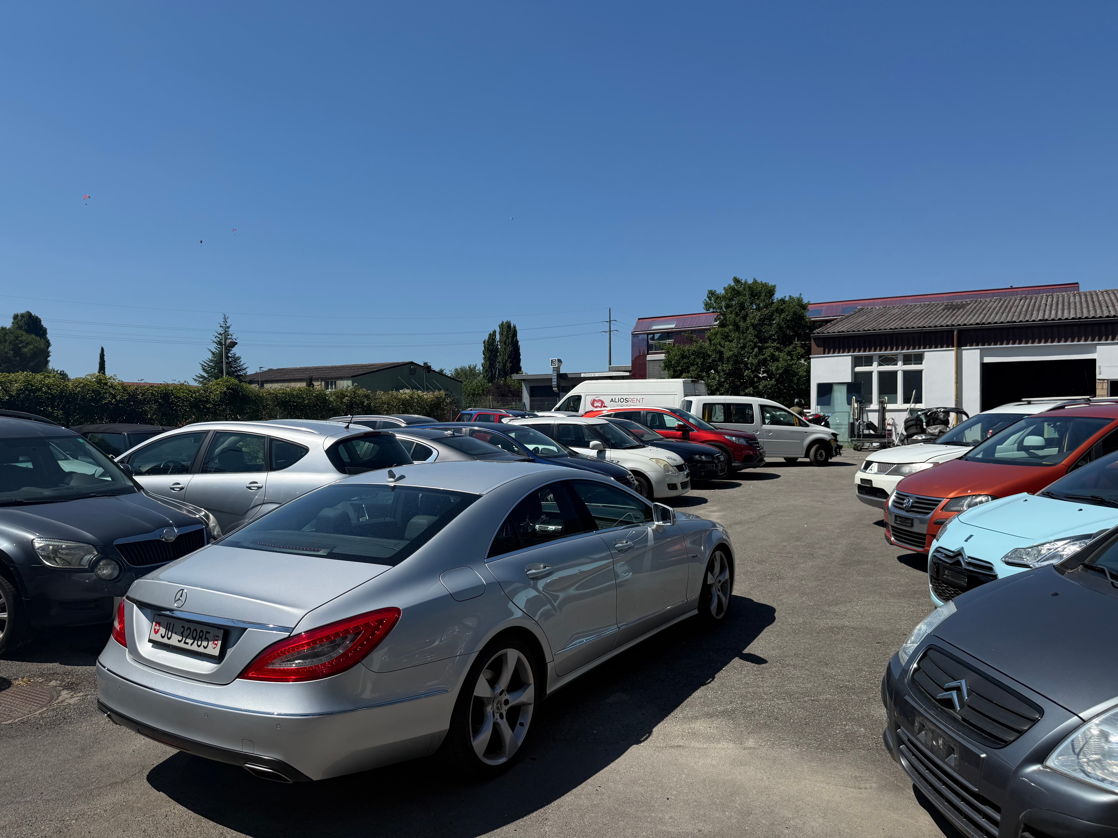 Vue d'ensemble du parc de véhicules AC Automobiles à Villeneuve