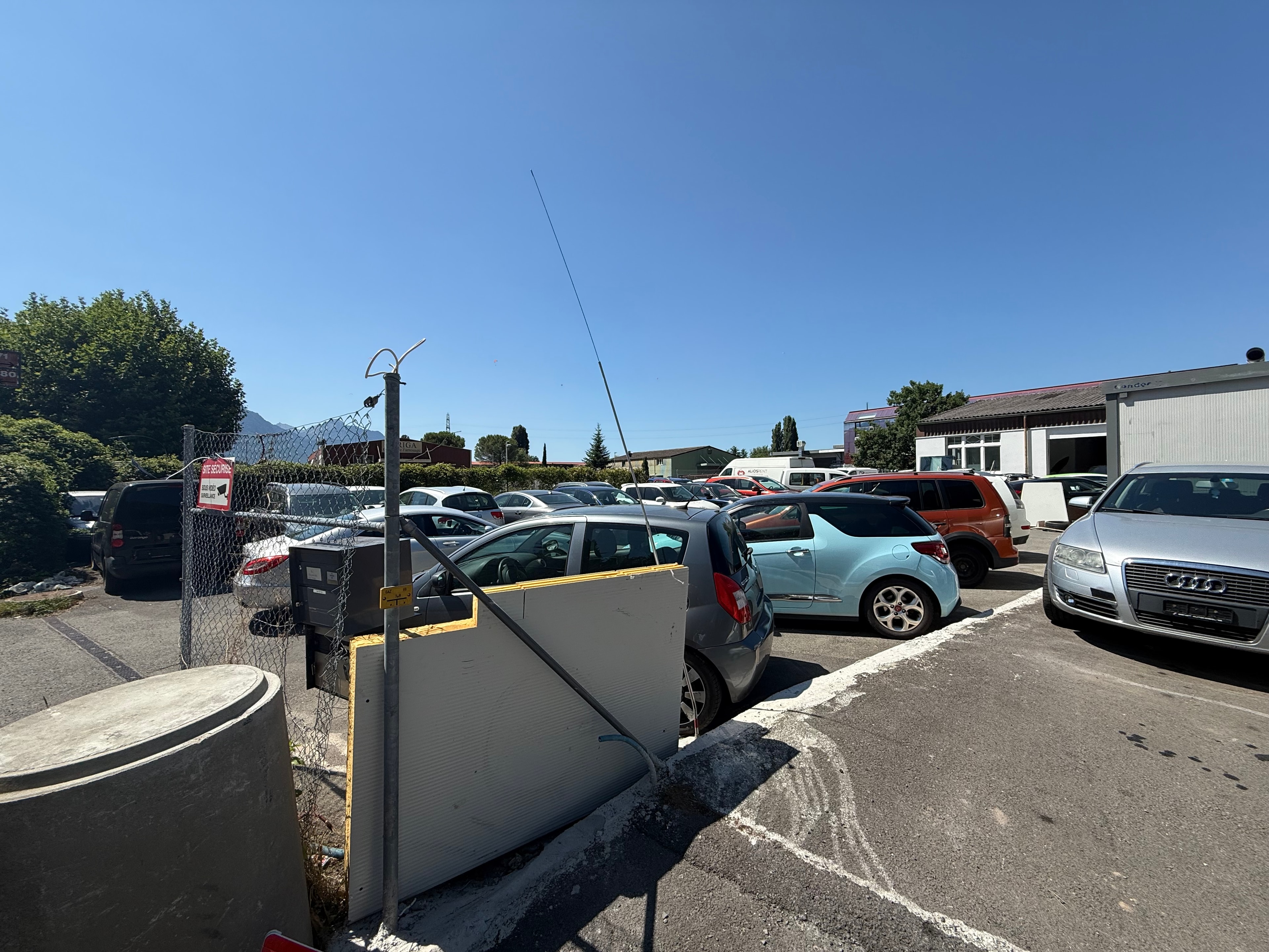 Vue d'ensemble du parc et des installations AC Automobiles